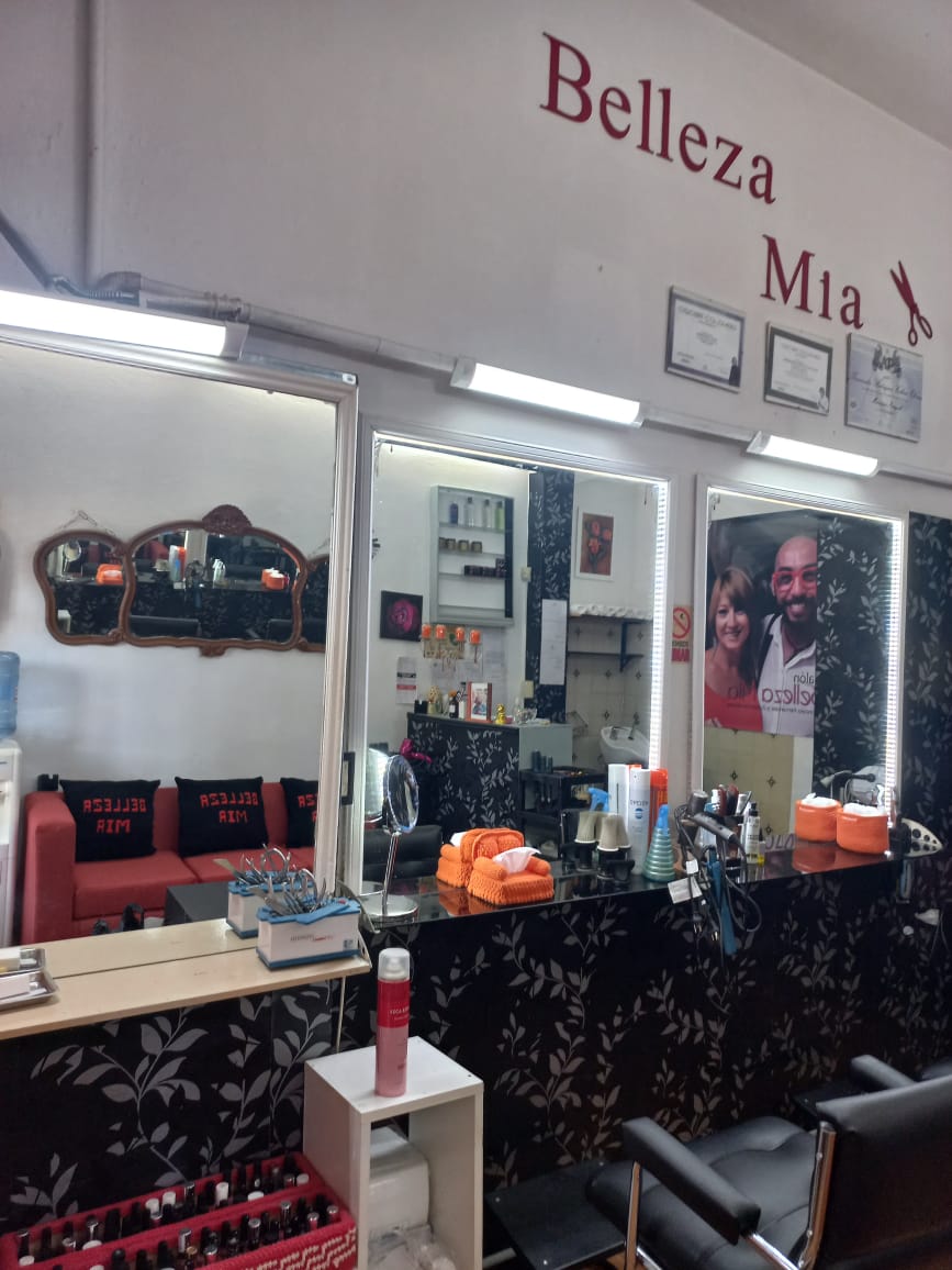 Interior de Belleza Mía Peluquería, salón con estaciones de trabajo y sillón