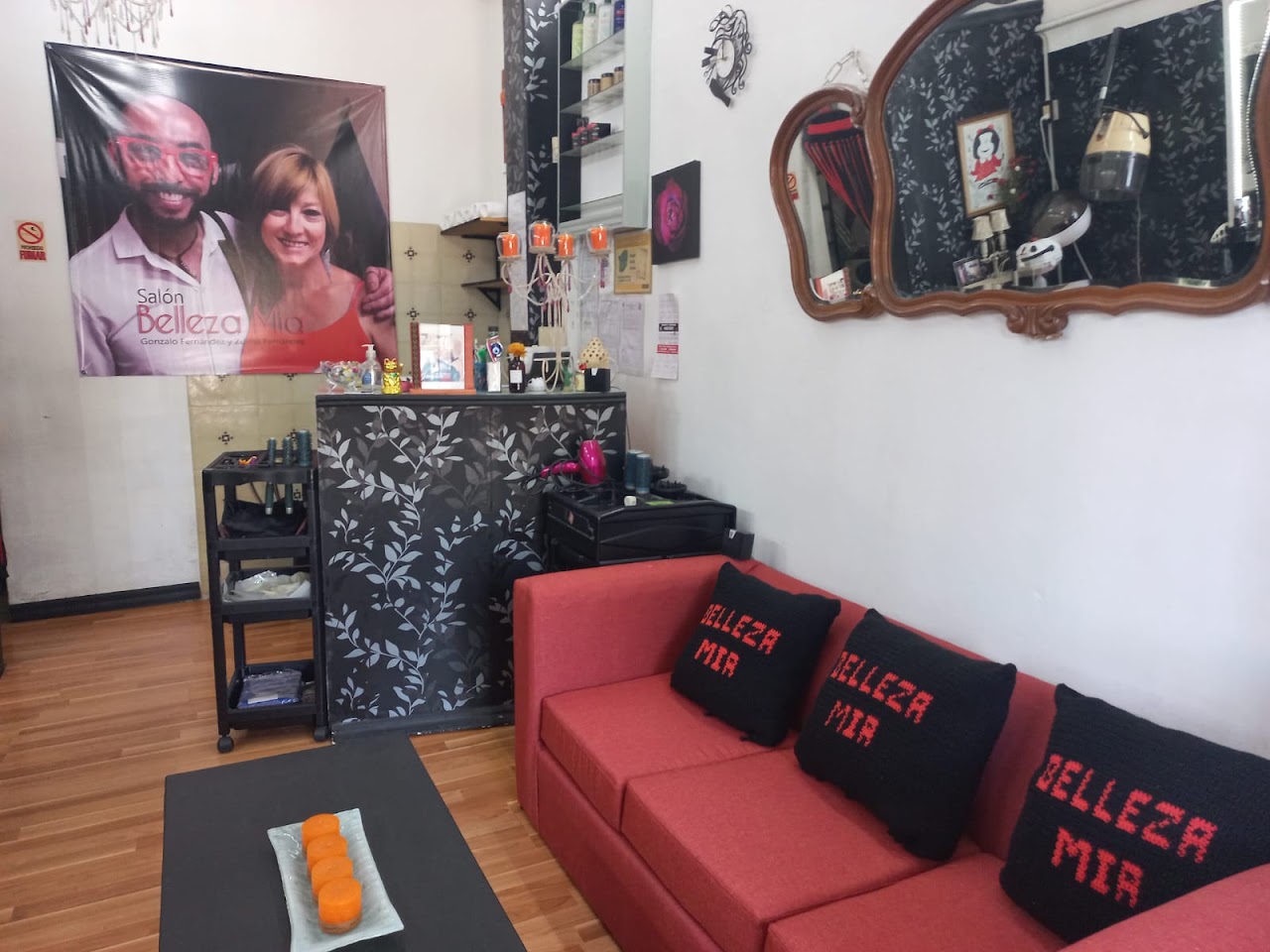Salón Belleza Mía, cartel de marca y sillón